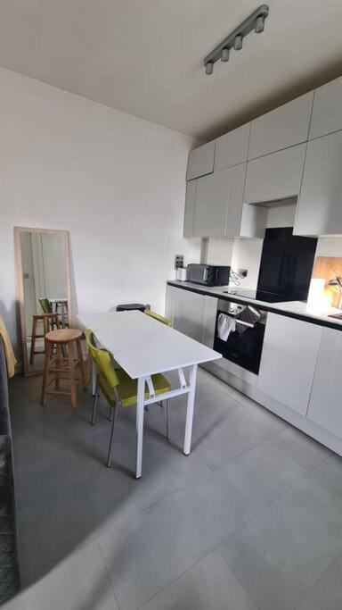 New 3Bed Stylish Apartment With Amazing Transport Λονδίνο Εξωτερικό φωτογραφία